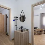 Spacious And Bright Apartment *