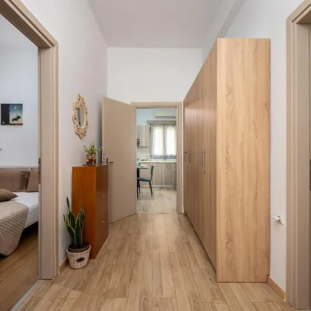 Апартаменти Spacious And Bright