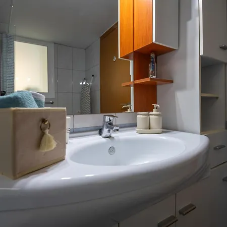 Апартаменти Spacious And Bright